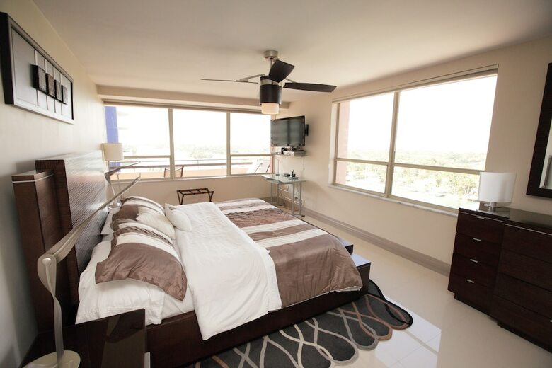 Deluxe Beach Resort - Hora Rentals