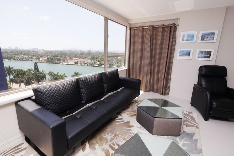 Deluxe Beach Resort - Hora Rentals