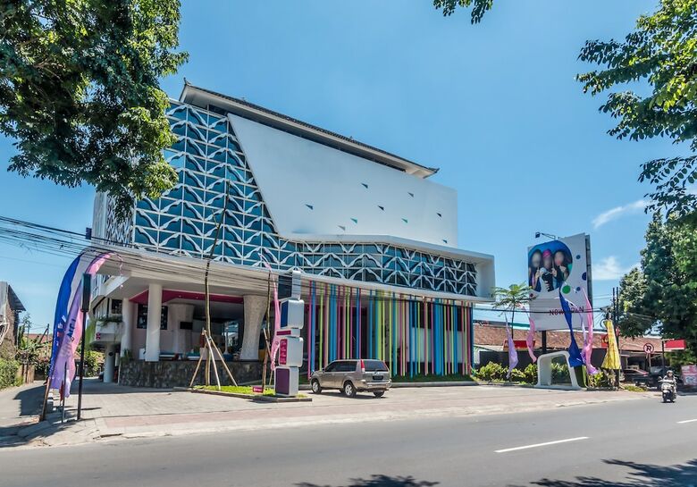 Hotel Zen Premium Kuta Raya