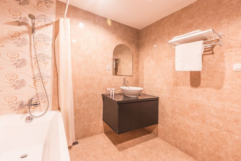 Capital O 1662 Ole Suites Hotel