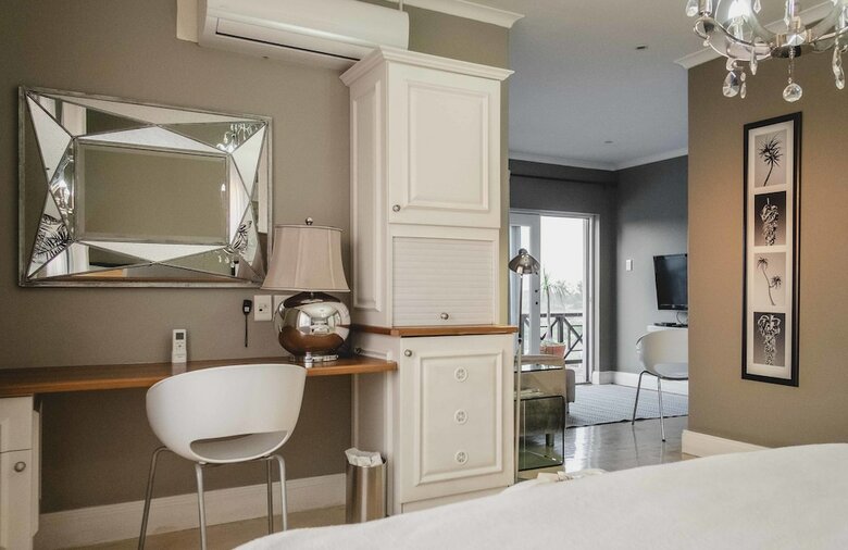 Hotel Admiralty Beach House