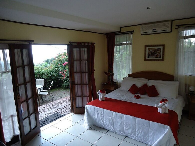 La Catalina Hotel And Suites