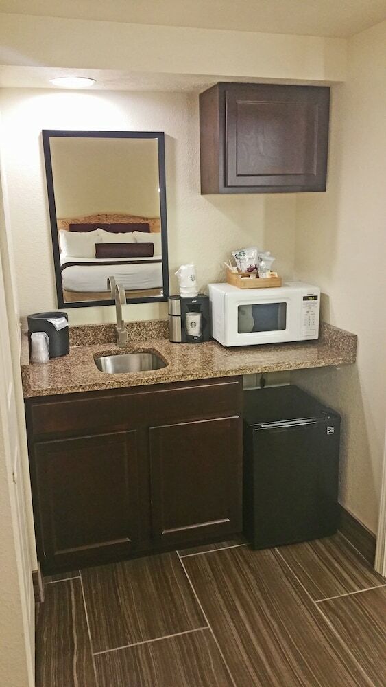 Hotel Cherry Tree Inn & Suites