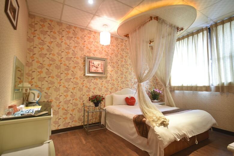 Sun Moon Love Hotel