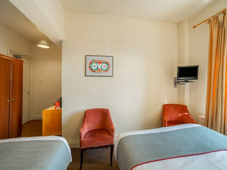 Oyo The Cumberland Hotel