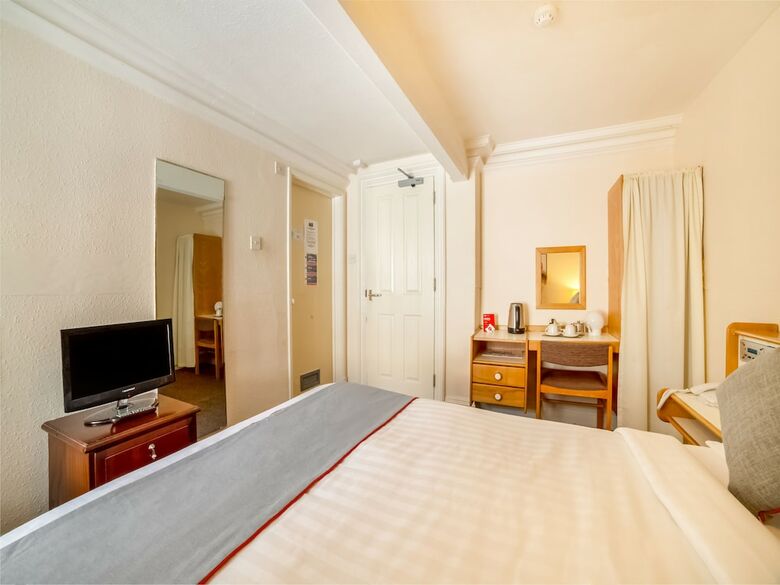 Oyo The Cumberland Hotel