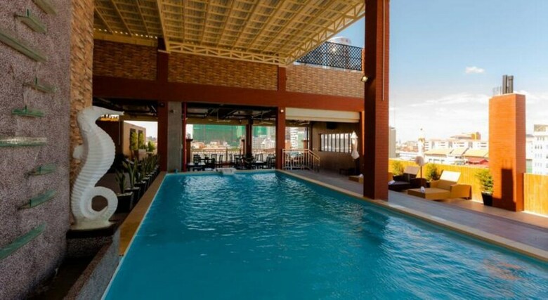 Seventh Heaven Hotel And High Bar