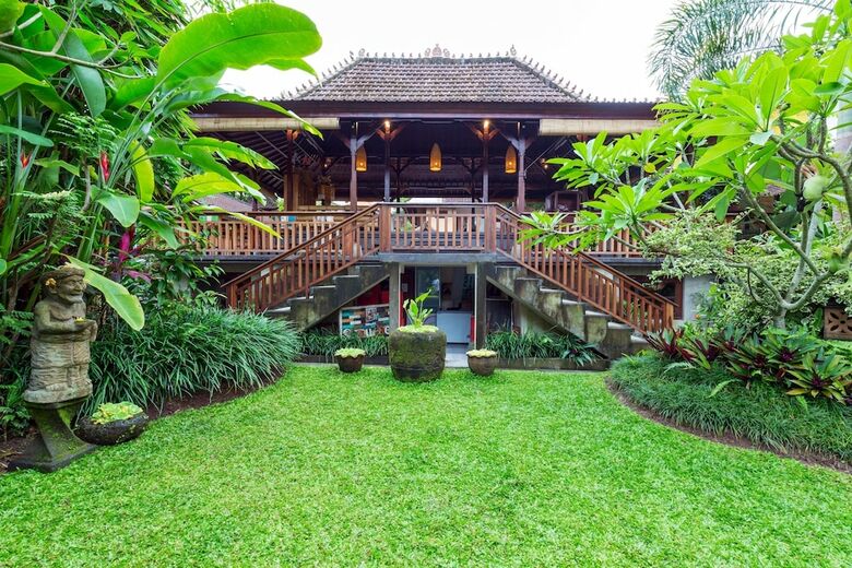 Hotel Meruhdani