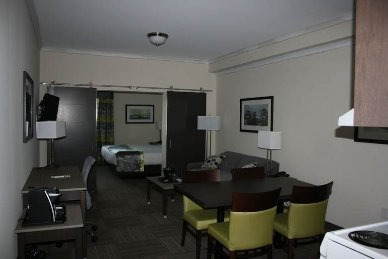 Hotel Crossroads Inn & Suites