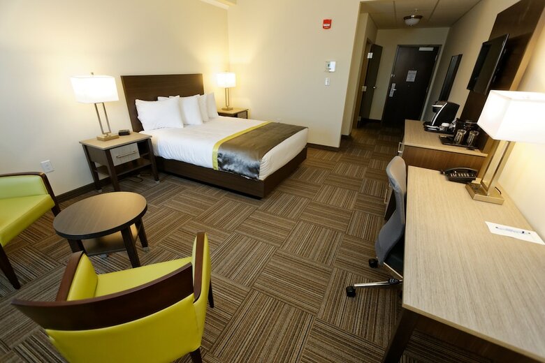 Hotel Crossroads Inn & Suites