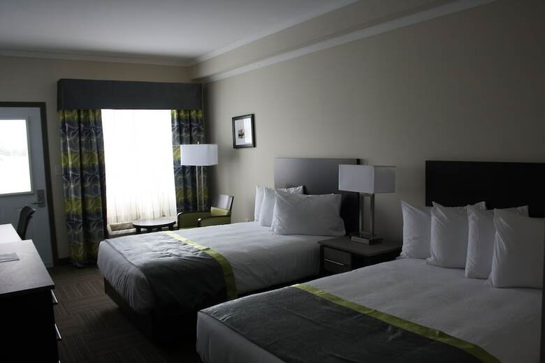 Hotel Crossroads Inn & Suites