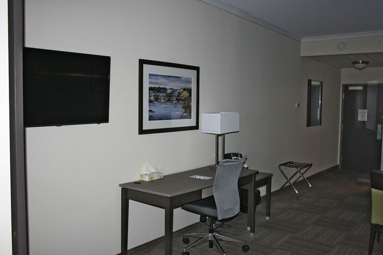 Hotel Crossroads Inn & Suites