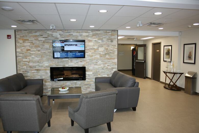 Hotel Crossroads Inn & Suites