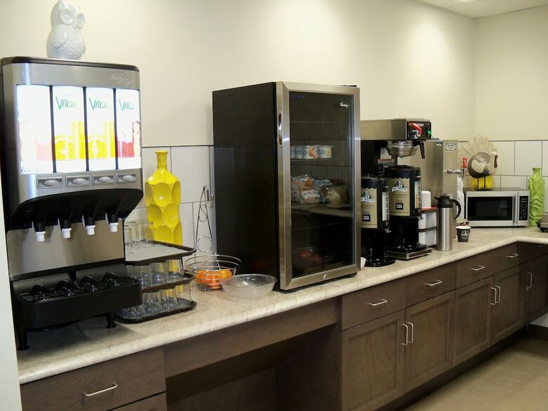Hotel Crossroads Inn & Suites