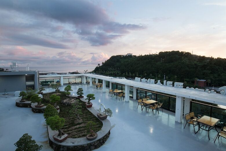 Cheonjiyeon Crystal Hotel