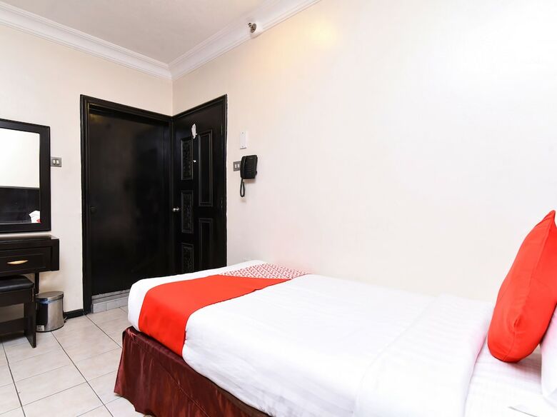 Oyo 411 Moon Hotel