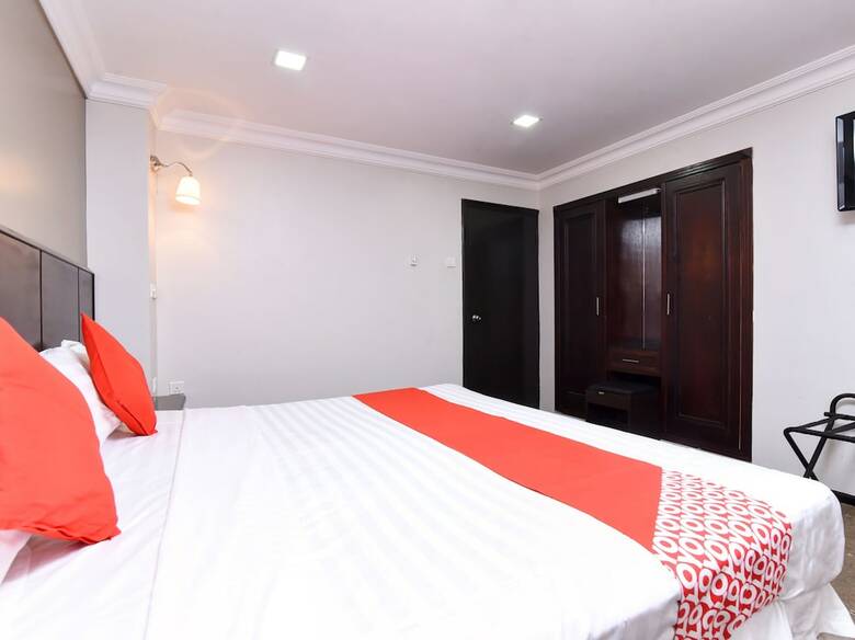Oyo 411 Moon Hotel