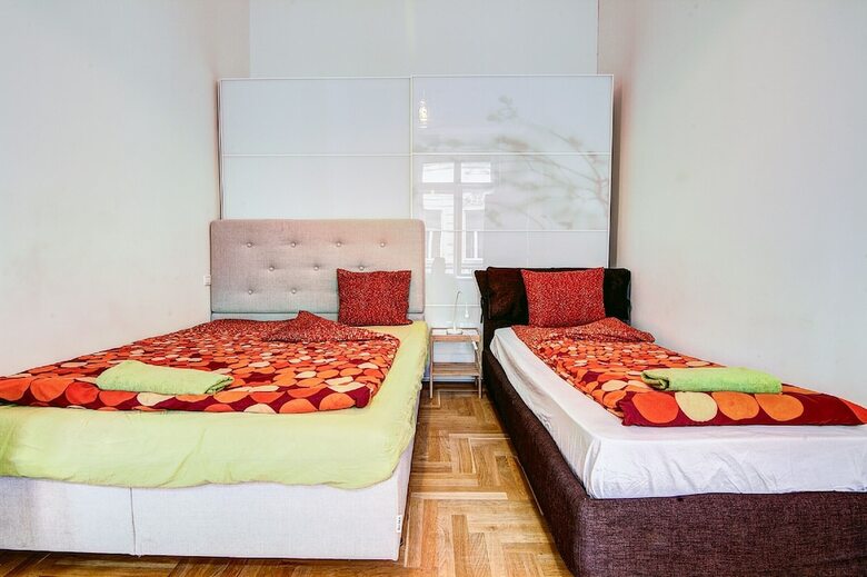 Aparthotel Pal's Hostel & Apartments
