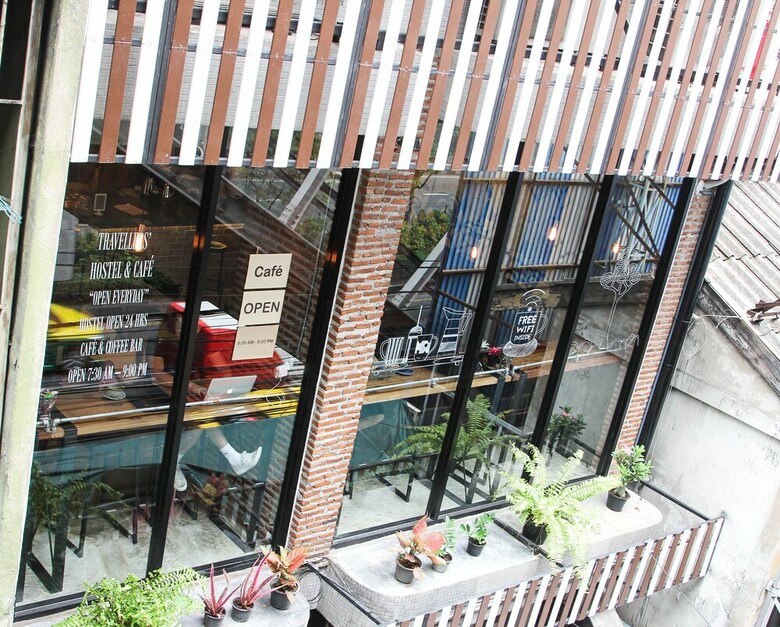 Hostal Thonglor Travellers Hostel & Cafe