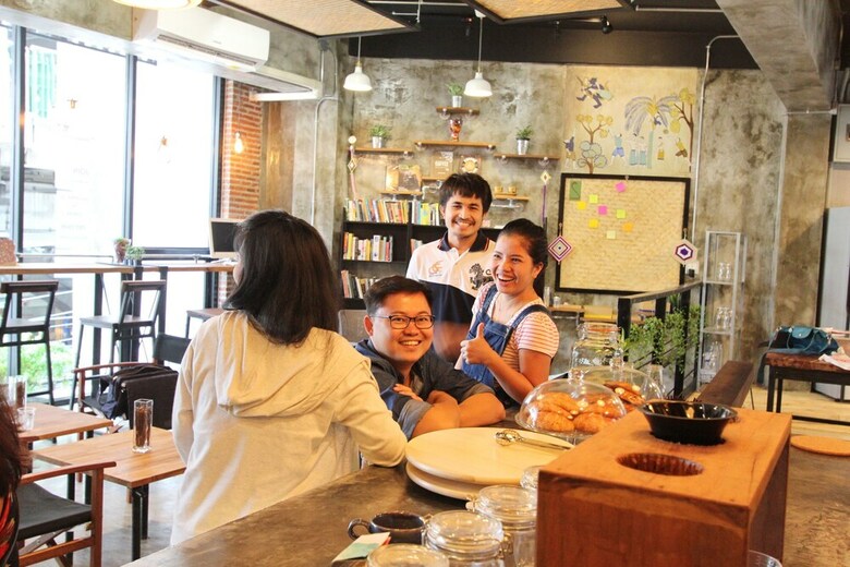 Hostal Thonglor Travellers Hostel & Cafe