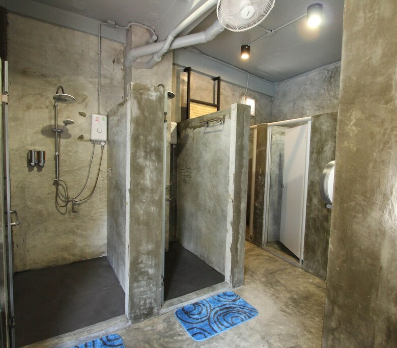 Hostal Thonglor Travellers Hostel & Cafe