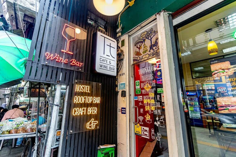 Hostal Thonglor Travellers Hostel & Cafe