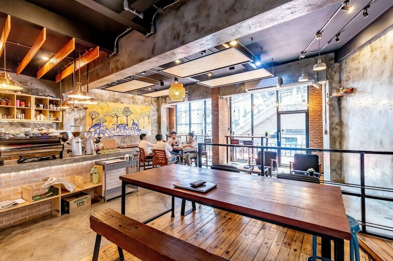 Hostal Thonglor Travellers Hostel & Cafe