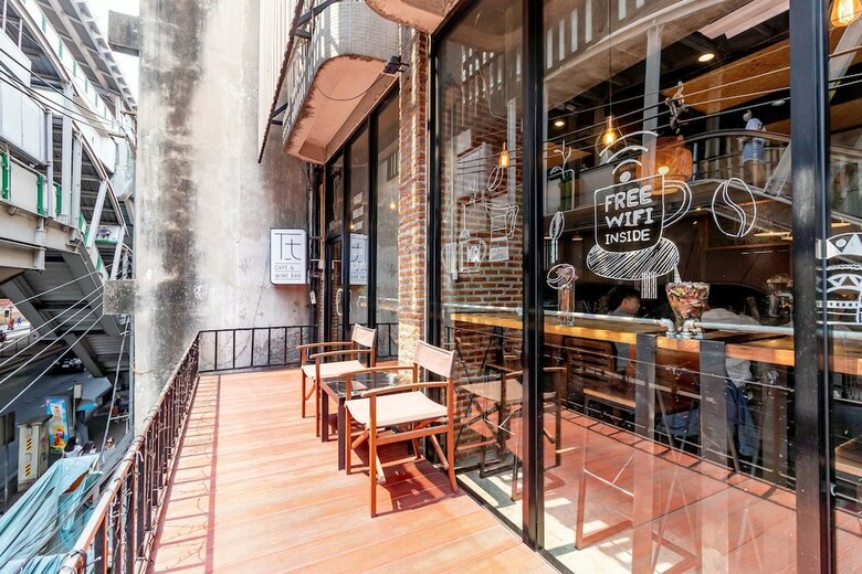 Hostal Thonglor Travellers Hostel & Cafe