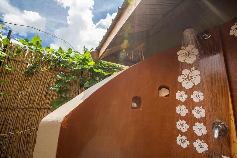 Hostal Barefoot Kuata Island Resort