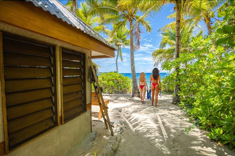 Hostal Barefoot Kuata Island Resort