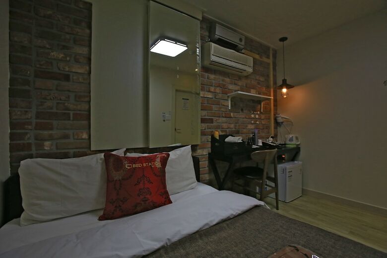 Hotel Samsung Bed Station