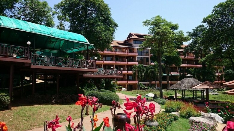 Hotel Arayana Phupimarn Resort