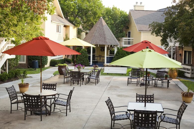 Cloverleaf Suites Kansas City - Overland Park