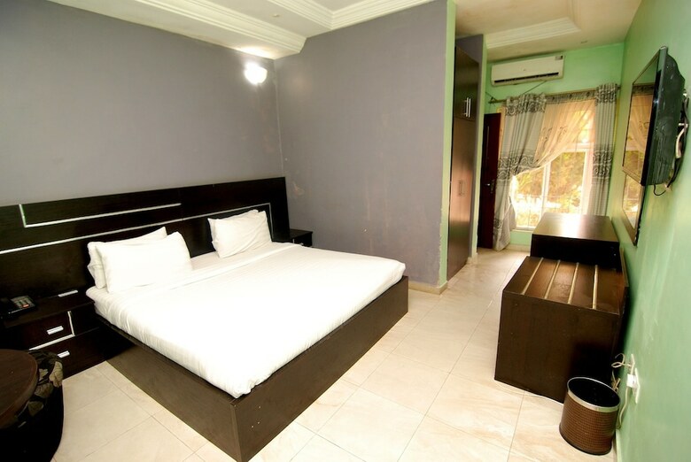 Pine Crest Exclusive Hotel & Suite