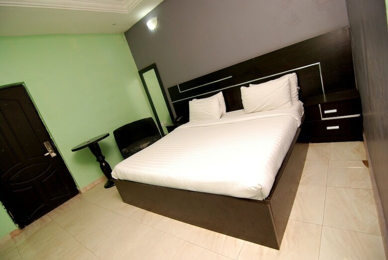 Pine Crest Exclusive Hotel & Suite
