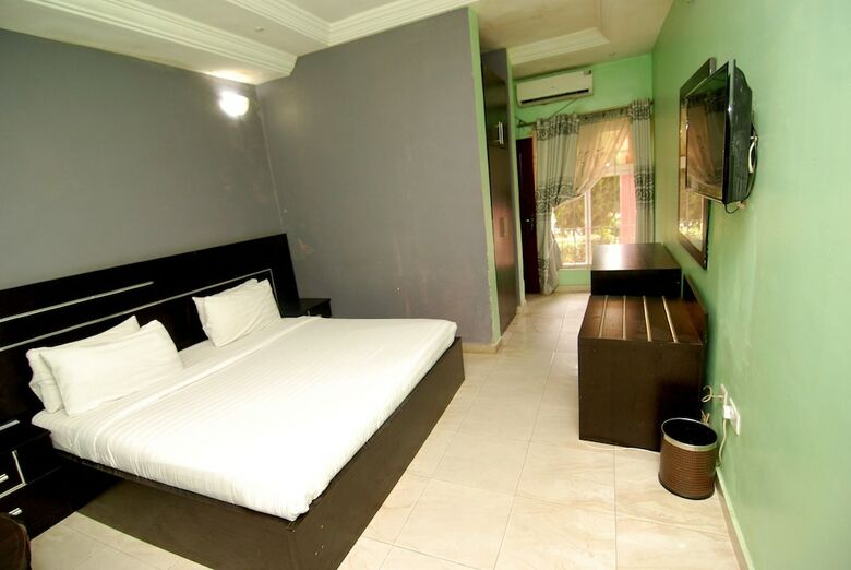 Pine Crest Exclusive Hotel & Suite