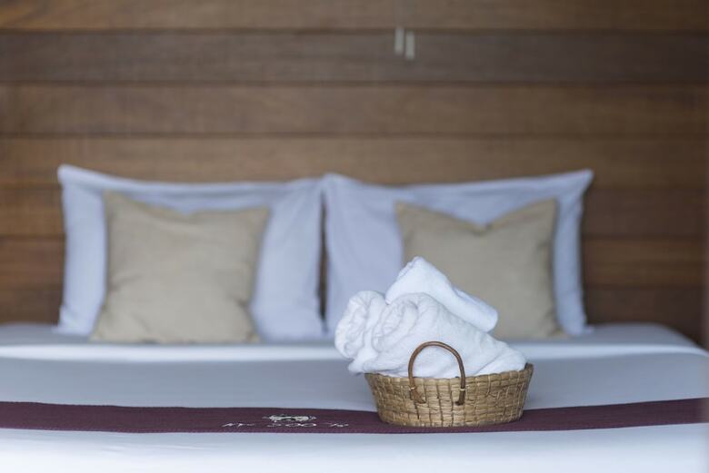 Hotel 500 Rai Khao Sok Floating Resort