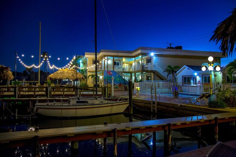 Bay Palms Waterfront Resort - Hotel And Marina