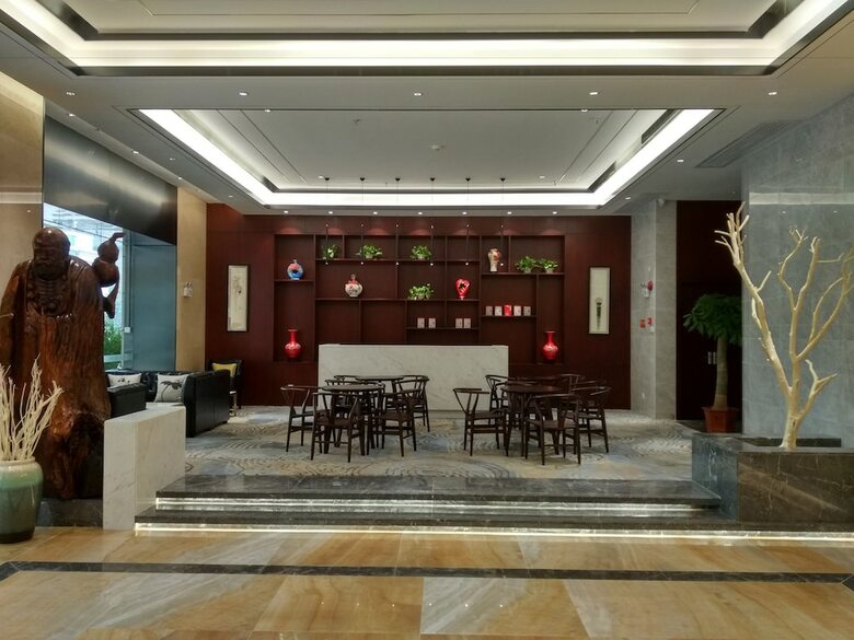 Lucky Holiday Hotel
