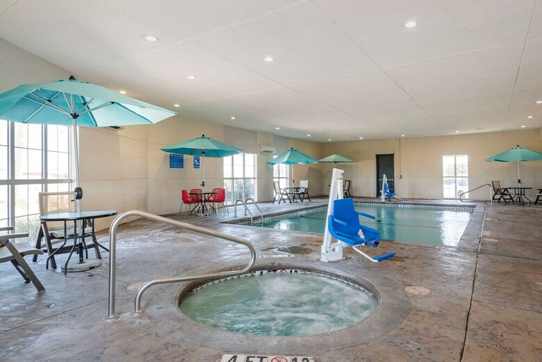 Hotel Comfort Suites University