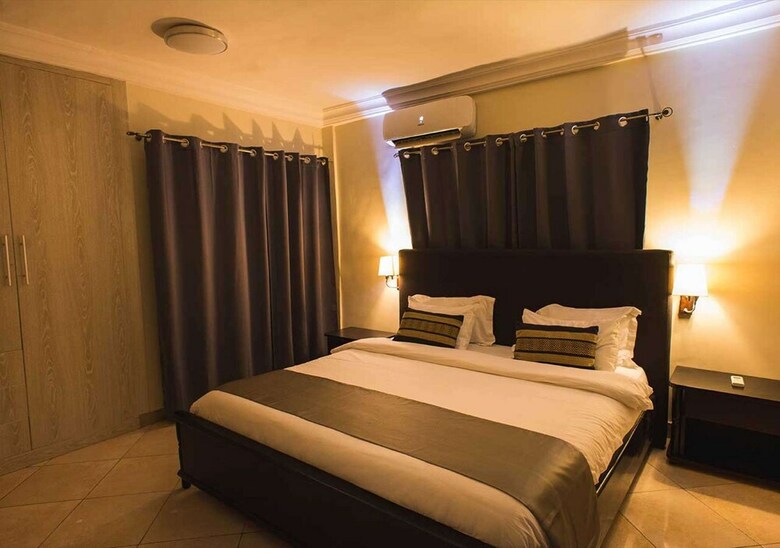 Earl Heights Suites Hotel