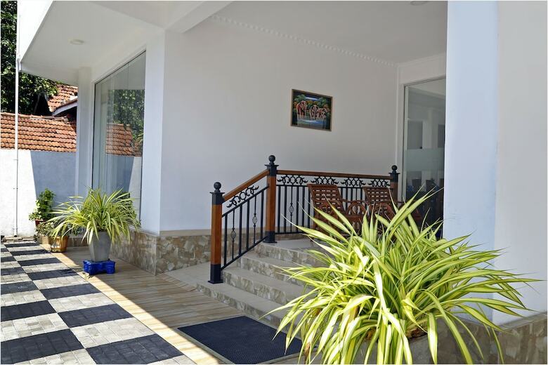 Ronaka Hotel