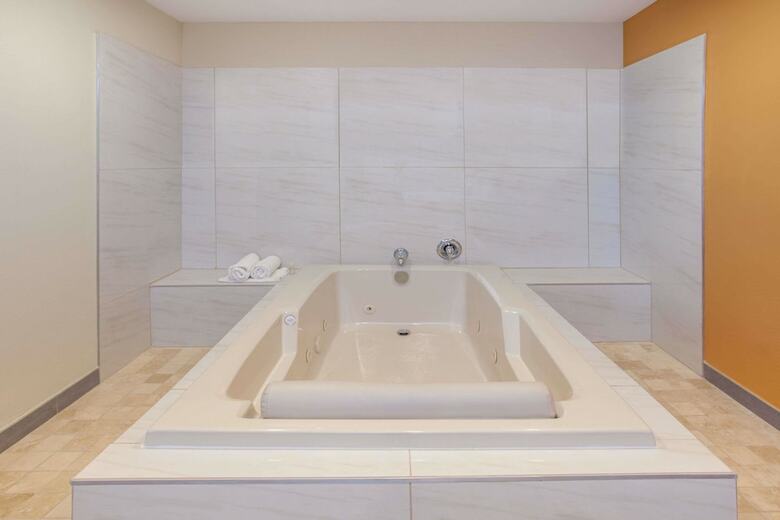 Hotel Ramada By Wyndham Culver City
