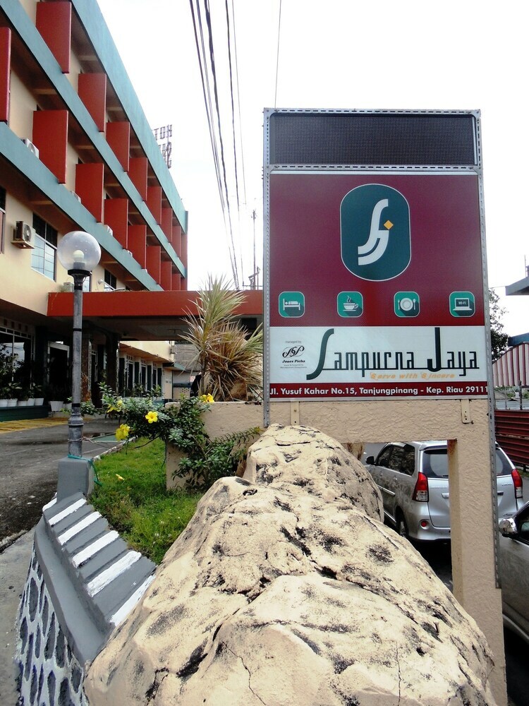 Oyo 2487 Sampurna Jaya Hotel