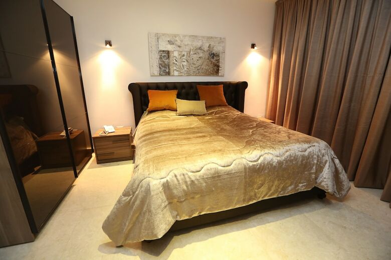 Delora Hotel And Suites