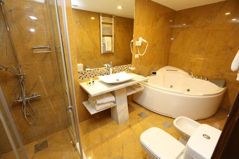 Delora Hotel And Suites