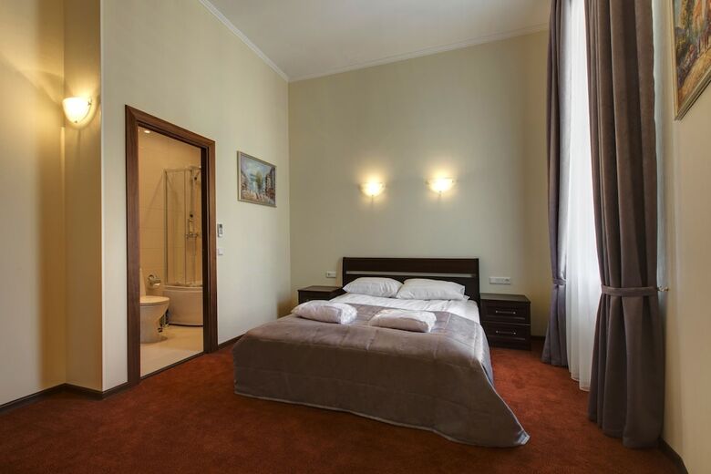 Adagio Renaissance Hotel