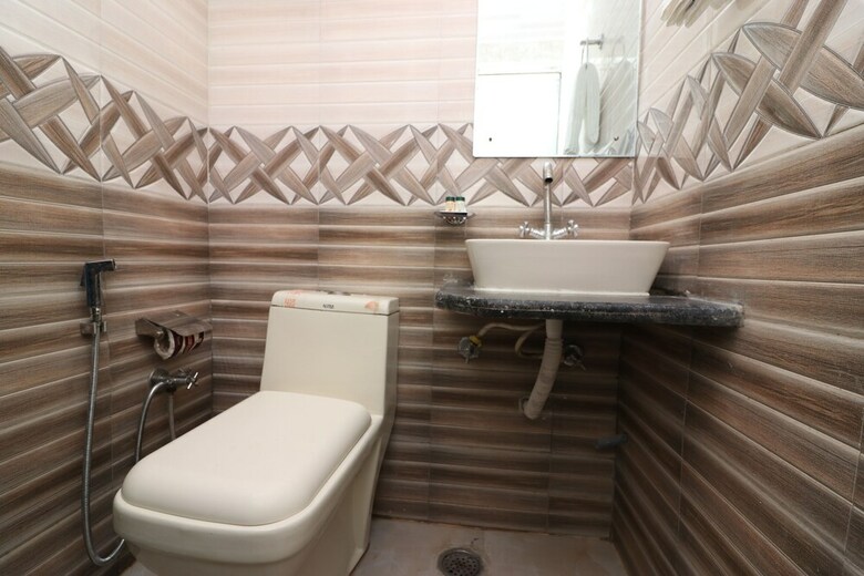 Hotel Check In Room Chuna Mandi