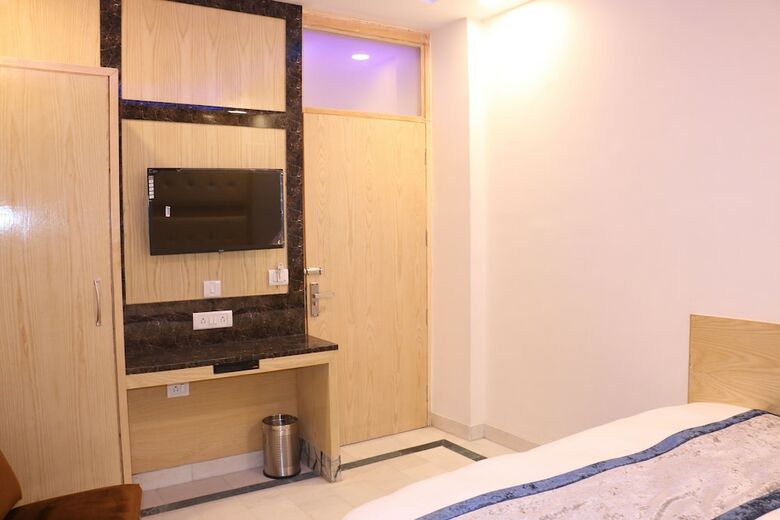 Hotel Check In Room Chuna Mandi