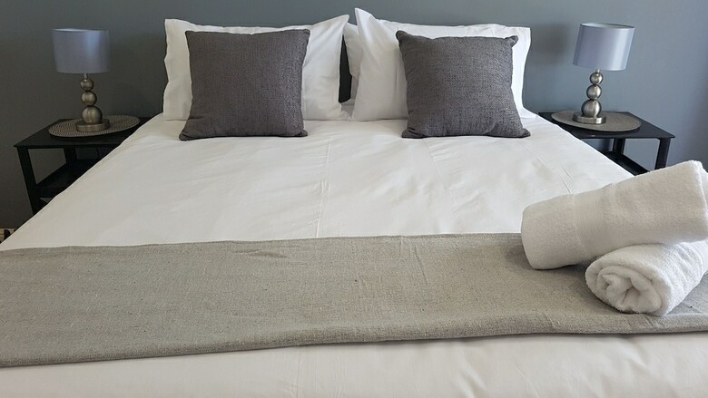 Bed & Breakfast Phoenix Lodge And Waterside Accommodation
